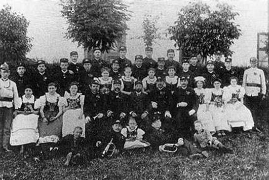 Členové hasičského spolku kolem roku 1900