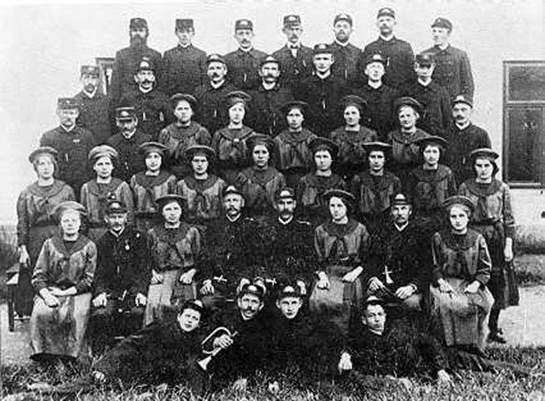Členové hasičského spolku kolem roku 1920